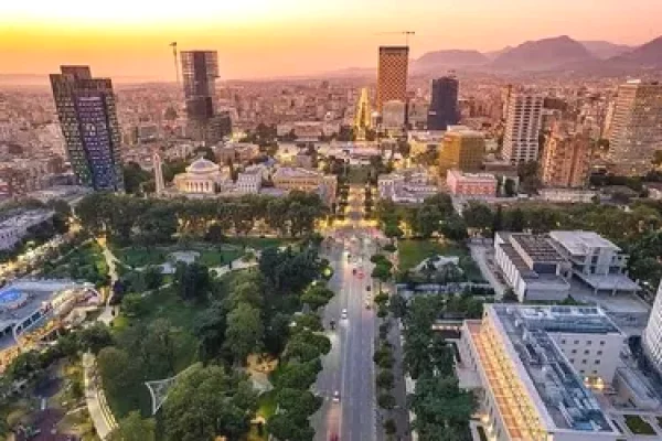 Ambient biznesi me qera 3+1 ne Tirane - 9,250 Euro