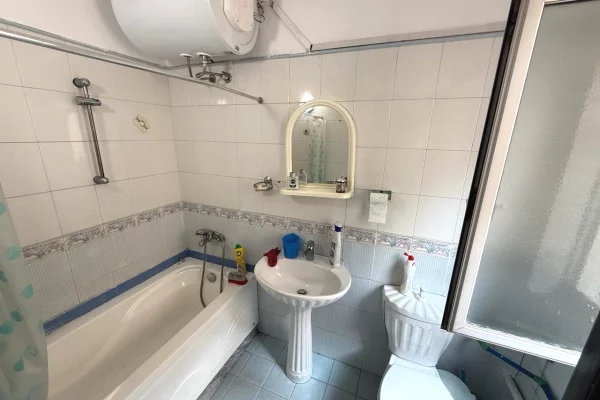 Shtepi ne shitje Apartament ne Tirane, 2+1, Mobilimi E mobiluar, Pagesa 140,000  Euro.