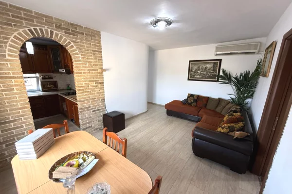 Shtepi ne shitje Apartament ne Tirane, 2+1, Mobilimi E mobiluar, Pagesa 140,000  Euro.