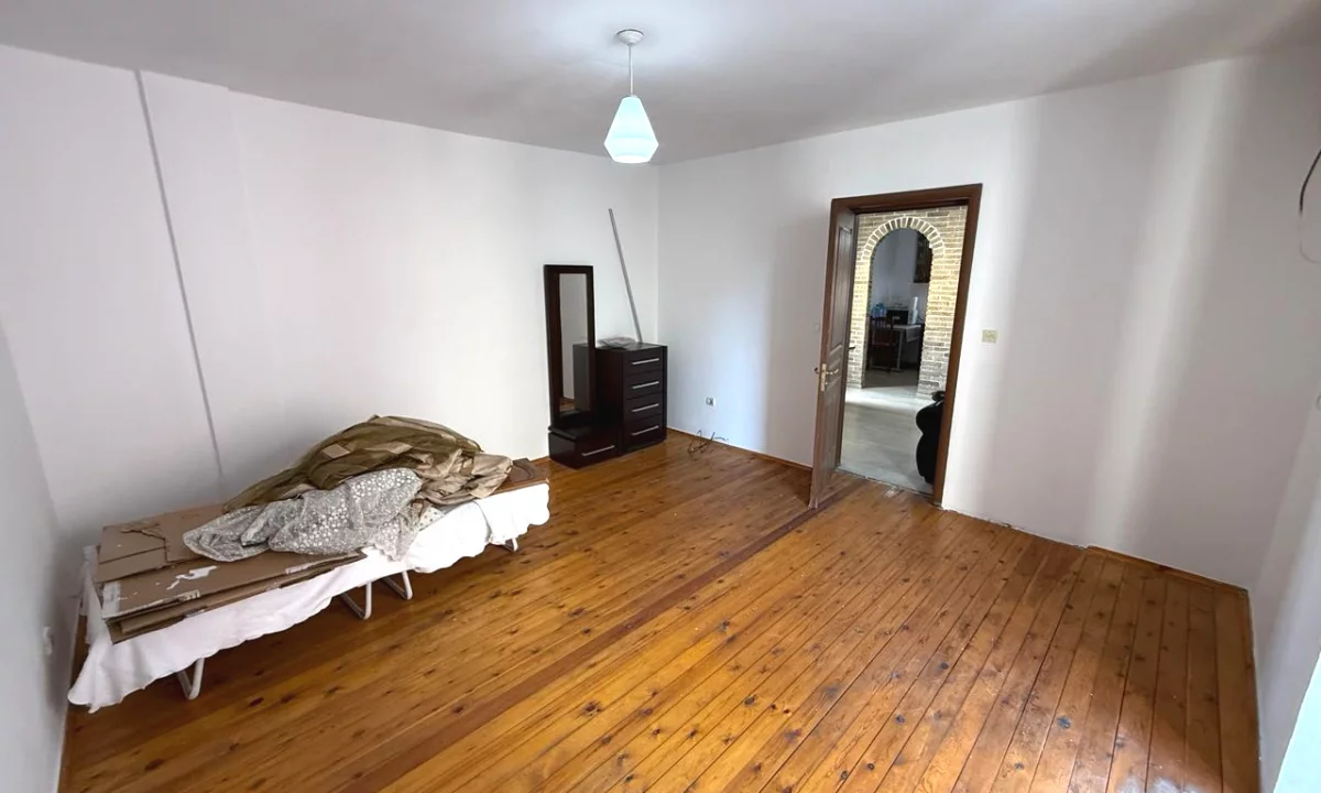 Shtepi ne shitje Apartament ne Tirane, 2+1, Mobilimi E mobiluar, Pagesa 140,000  Euro.