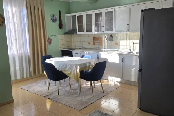 Shtepi me qera Apartament ne Tirane, 2+1, Mobilimi E mobiluar, Pagesa 600  Euro.