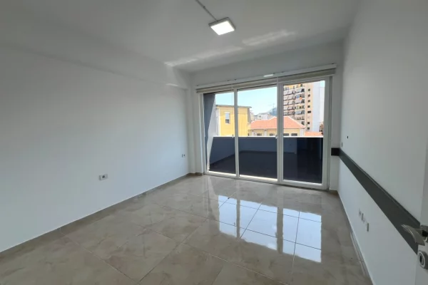 Ambient biznesi me qera 3+1 ne Tirane - 1,500 Leke