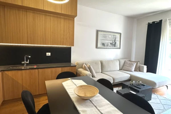 Shtepi me qera Apartament ne Tirane, 2+1, Mobilimi E mobiluar, Pagesa 1,200  Euro.