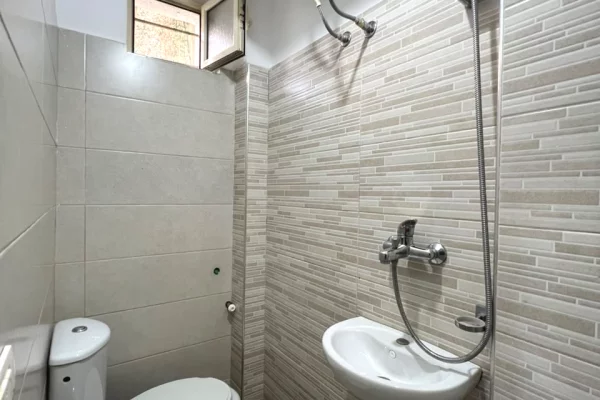 Shtepi me qera Apartament ne Tirane, 1+1, Mobilimi E mobiluar, Pagesa 40,000  Leke.