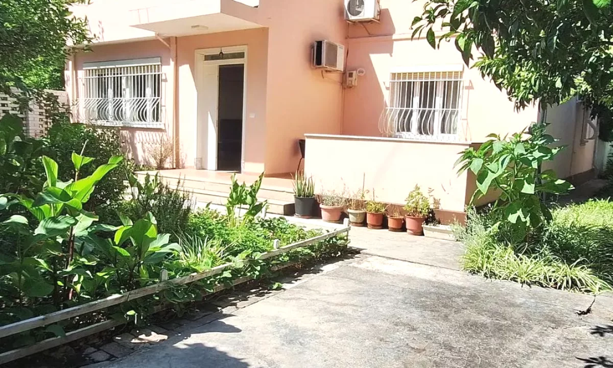 Shtepi me qera Shtepi Private ne Tirane, 2+1, Mobilimi E mobiluar, Pagesa 650  Euro.