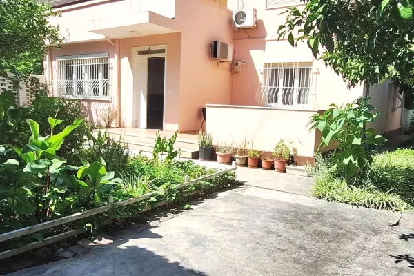 JAPIM QERA KATIN PARE TE NJE SHTEPIE PRIVATE , HOTEL MONDIAL , 21- DHJETORI, TIRANE