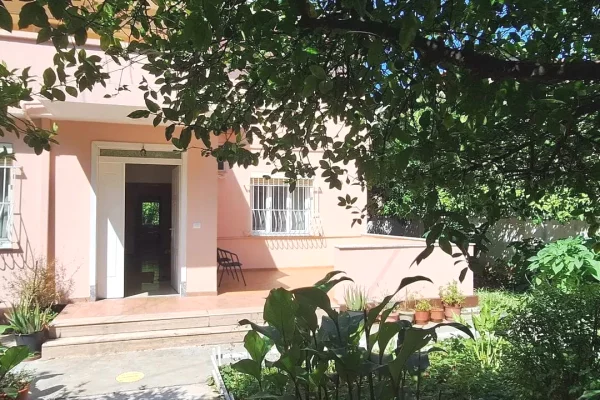 Shtepi me qera Shtepi Private ne Tirane, 2+1, Mobilimi E mobiluar, Pagesa 650  Euro.