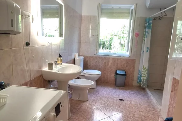 Shtepi me qera Shtepi Private ne Tirane, 2+1, Mobilimi E mobiluar, Pagesa 650  Euro.