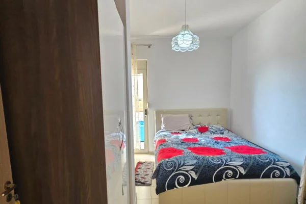 Shtepi ne shitje Apartament ne Durres, 2+1, Mobilimi E mobiluar, Pagesa 125,000  Euro.
