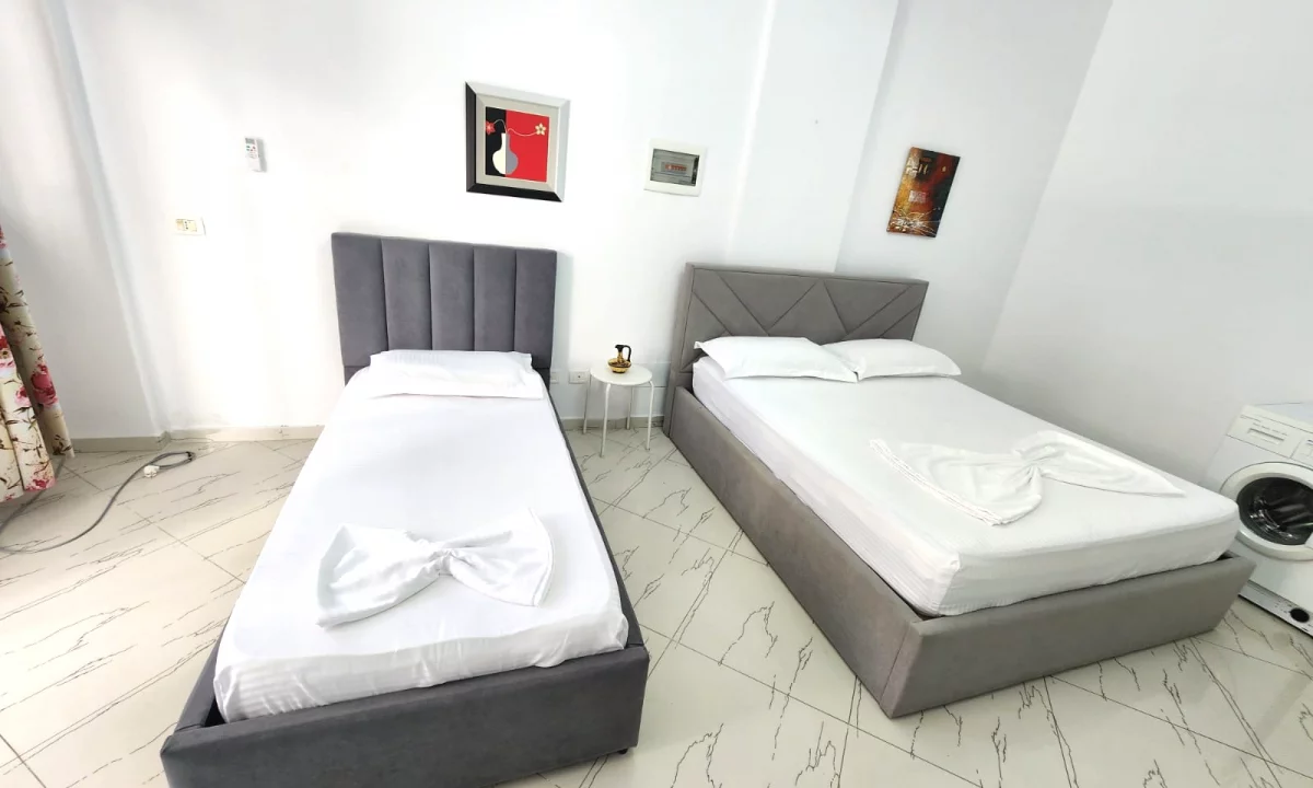 Shtepi ne shitje Apartament ne Durres, Garsoniere, Mobilimi E mobiluar, Pagesa 60,000  Euro.