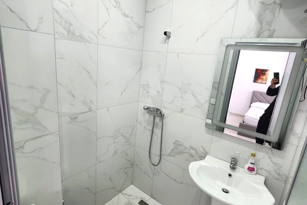Shtepi ne shitje Apartament ne Durres, Garsoniere, Mobilimi E mobiluar, Pagesa 60,000  Euro.