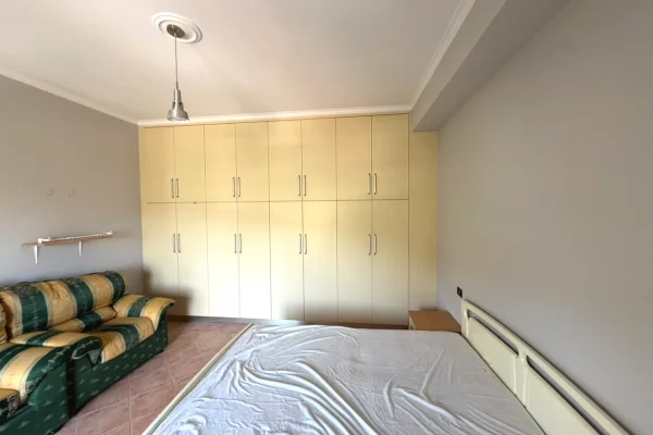 Shtepi ne shitje Apartament ne Vlore, Garsoniere, Mobilimi Pjeserisht e mobiluar, Pagesa 9,500,000  Leke.