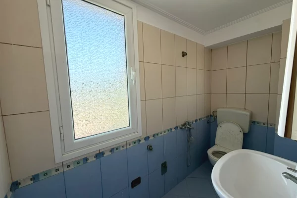 Shtepi ne shitje Apartament ne Vlore, Garsoniere, Mobilimi Pjeserisht e mobiluar, Pagesa 9,500,000  Leke.