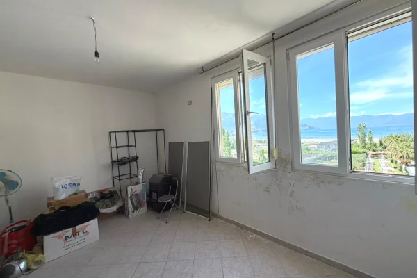 Shtepi ne shitje Apartament ne Vlore, 2+1, Mobilimi Bosh, pa mobiluar, Pagesa 220,000  Euro.