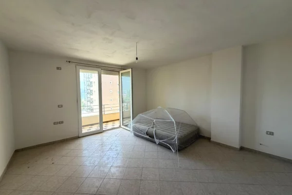 Shtepi ne shitje Apartament ne Vlore, 2+1, Mobilimi Bosh, pa mobiluar, Pagesa 220,000  Euro.