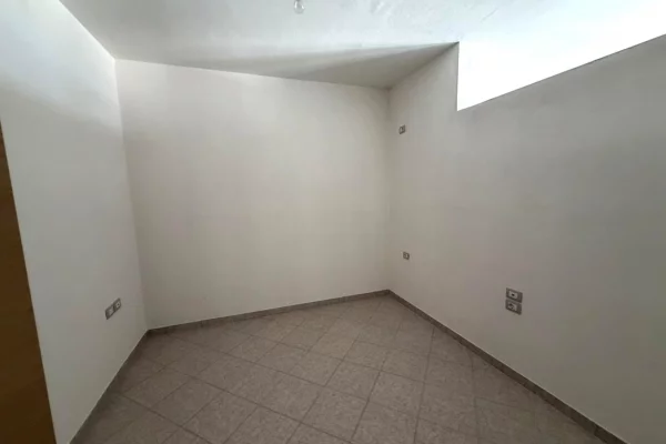 Shtepi ne shitje Apartament ne Vlore, 2+1, Mobilimi Bosh, pa mobiluar, Pagesa 220,000  Euro.
