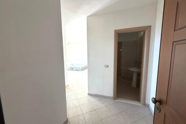 Shtepi ne shitje Apartament ne Vlore, 2+1, Mobilimi Bosh, pa mobiluar, Pagesa 220,000  Euro.