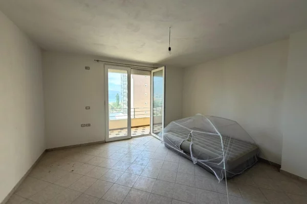 Shtepi ne shitje Apartament ne Vlore, 2+1, Mobilimi Bosh, pa mobiluar, Pagesa 220,000  Euro.
