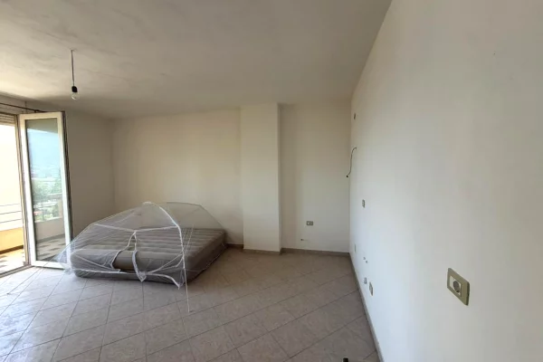 Shtepi ne shitje Apartament ne Vlore, 2+1, Mobilimi Bosh, pa mobiluar, Pagesa 220,000  Euro.