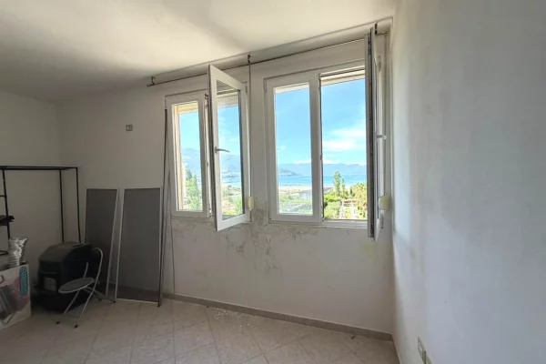 Shtepi ne shitje Apartament ne Vlore, 2+1, Mobilimi Bosh, pa mobiluar, Pagesa 220,000  Euro.