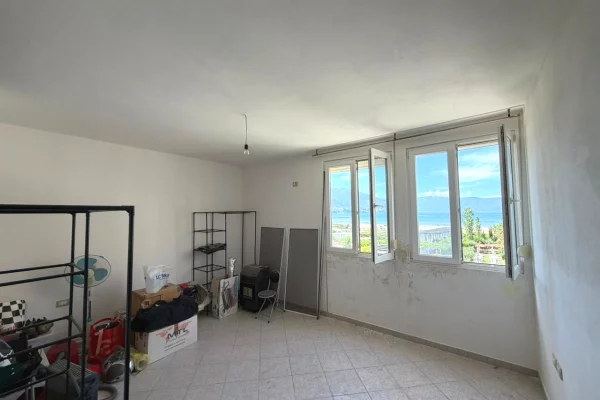 Shtepi ne shitje Apartament ne Vlore, 2+1, Mobilimi Bosh, pa mobiluar, Pagesa 220,000  Euro.
