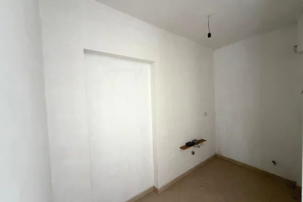 Shtepi ne shitje Apartament ne Vlore, 2+1, Mobilimi Bosh, pa mobiluar, Pagesa 164,000  Euro.