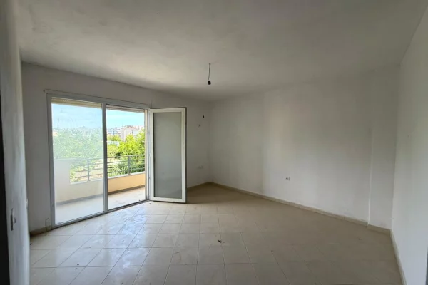 Shtepi ne shitje Apartament ne Vlore, 2+1, Mobilimi Bosh, pa mobiluar, Pagesa 164,000  Euro.
