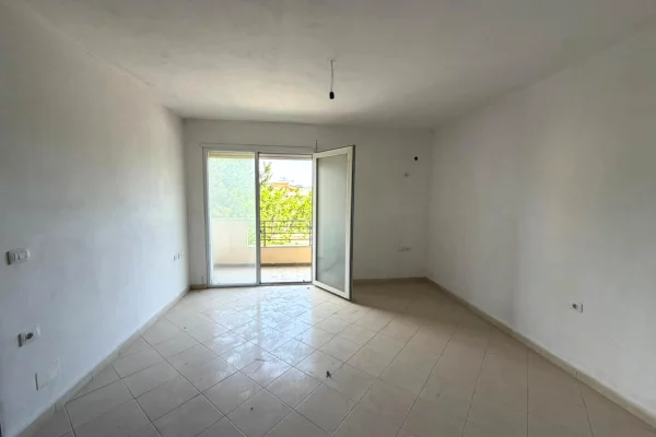 Shtepi ne shitje Apartament ne Vlore, 2+1, Mobilimi Bosh, pa mobiluar, Pagesa 164,000  Euro.