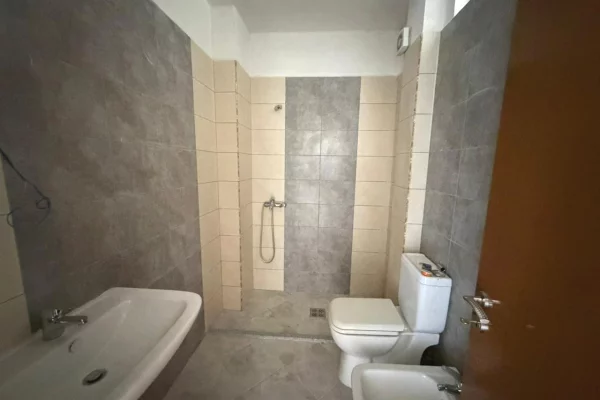 Shtepi ne shitje Apartament ne Vlore, 2+1, Mobilimi Bosh, pa mobiluar, Pagesa 164,000  Euro.