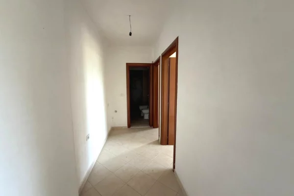 Shtepi ne shitje Apartament ne Vlore, 2+1, Mobilimi Bosh, pa mobiluar, Pagesa 164,000  Euro.