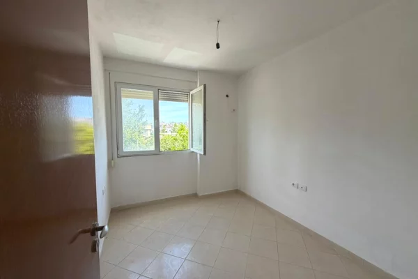 Shtepi ne shitje Apartament ne Vlore, 2+1, Mobilimi Bosh, pa mobiluar, Pagesa 164,000  Euro.