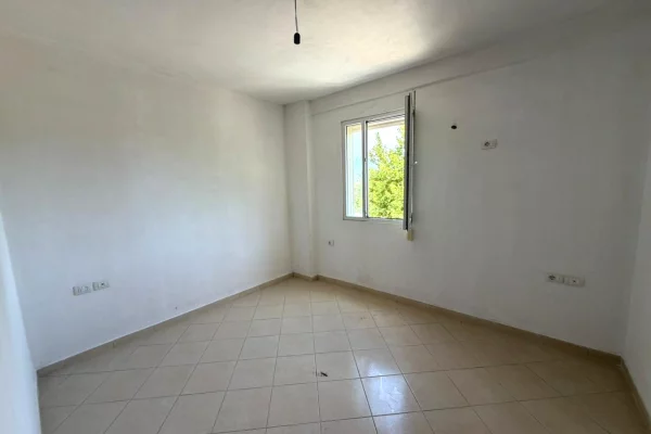 Shtepi ne shitje Apartament ne Vlore, 2+1, Mobilimi Bosh, pa mobiluar, Pagesa 164,000  Euro.