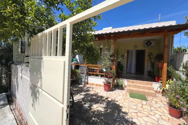Shtepi ne shitje Shtepi Private ne Vlore, 2+1, Mobilimi E mobiluar, Pagesa 152,000  Euro.