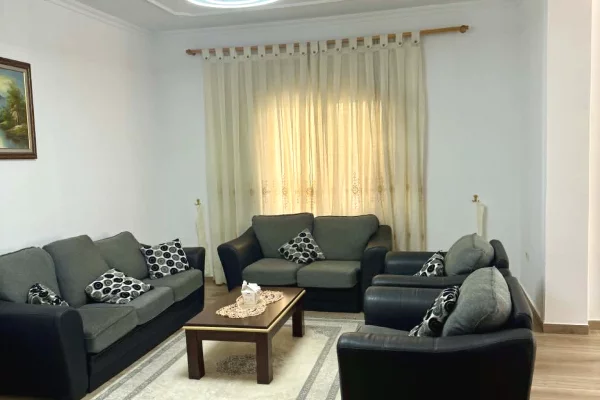 Shtepi me qera Apartament ne Tirane, 2+1, Mobilimi E mobiluar, Pagesa 35,000  Leke.