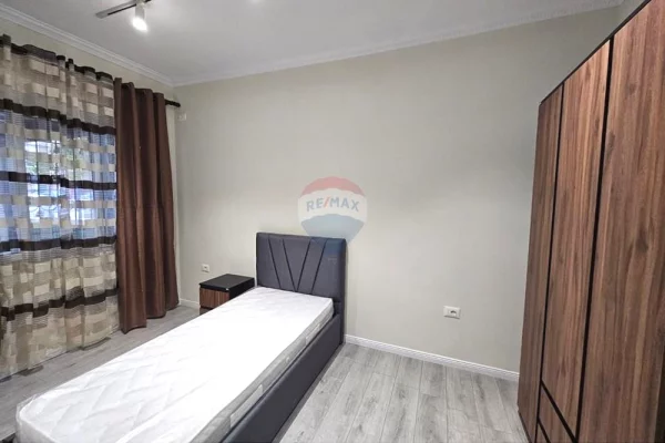 Shtepi me qera Apartament ne Tirane, 2+1, Mobilimi E mobiluar, Pagesa 75,000  Leke.