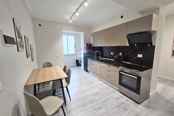 Shtepi me qera Apartament ne Tirane, 2+1, Mobilimi E mobiluar, Pagesa 75,000  Leke.
