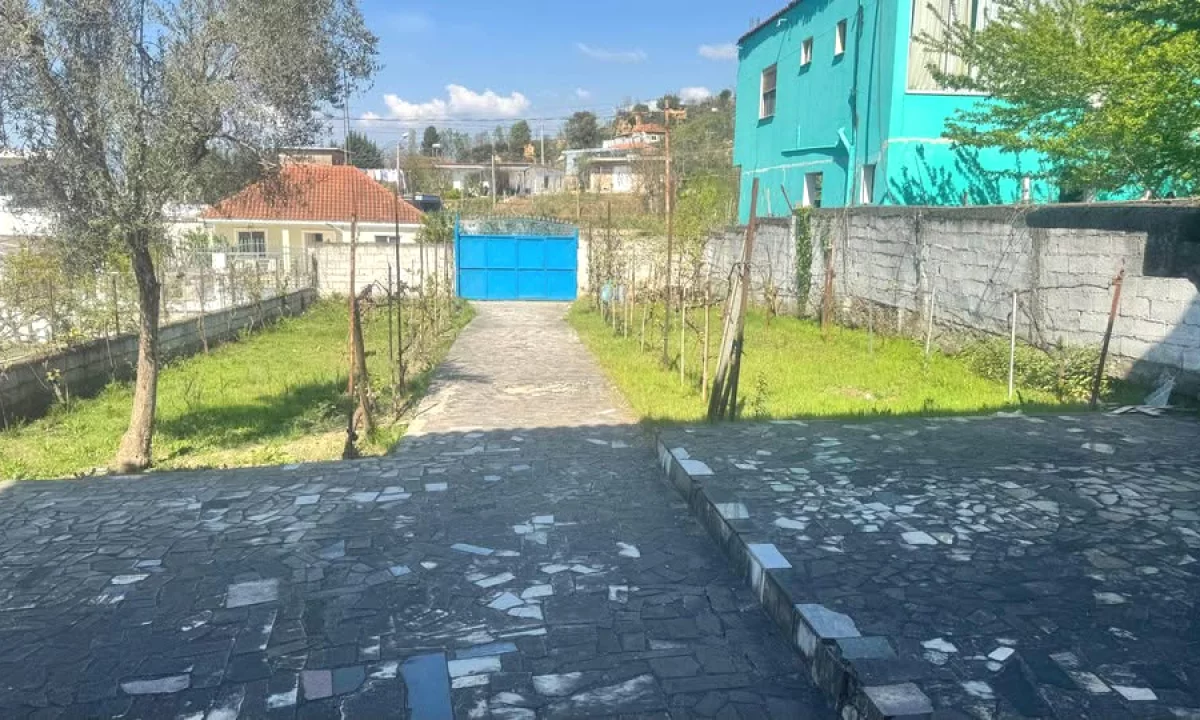 Shtepi ne shitje Shtepi Private ne Tirane, 3+1, Mobilimi Bosh, pa mobiluar, Pagesa 16,000,000  Leke.