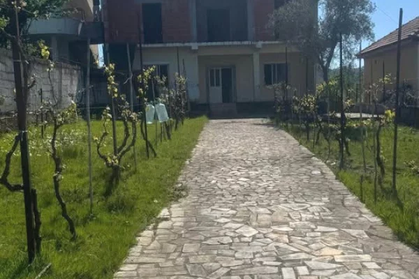 Shtepi ne shitje Shtepi Private ne Tirane, 3+1, Mobilimi Bosh, pa mobiluar, Pagesa 16,000,000  Leke.
