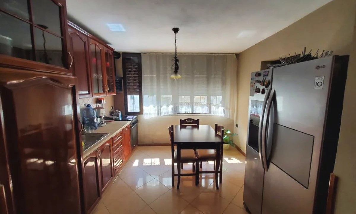 Shtepi ne shitje Apartament ne Tirane, 3+1, Mobilimi E mobiluar, Pagesa 225,000  Euro.