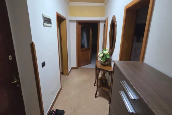 Shtepi ne shitje Apartament ne Tirane, 3+1, Mobilimi E mobiluar, Pagesa 225,000  Euro.