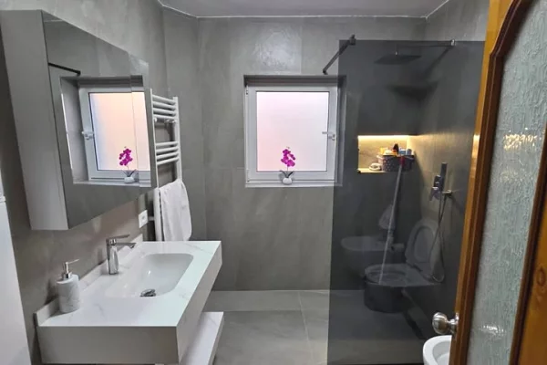 Shtepi ne shitje Apartament ne Tirane, 3+1, Mobilimi E mobiluar, Pagesa 225,000  Euro.