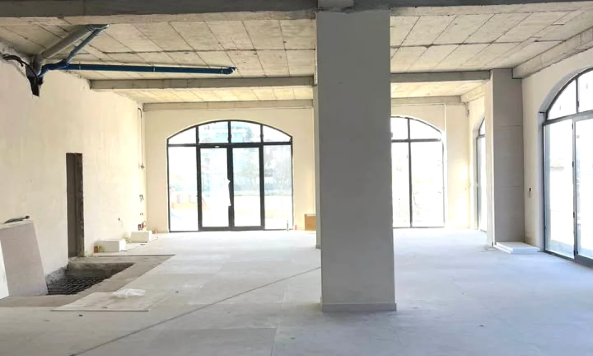 JEPET ME QERA AMBIENT KOMERCIAL – ZONA E KAMZES 