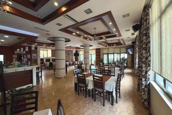 Ambient biznesi me qera 2+1 ne Tirane - 150,000 Leke