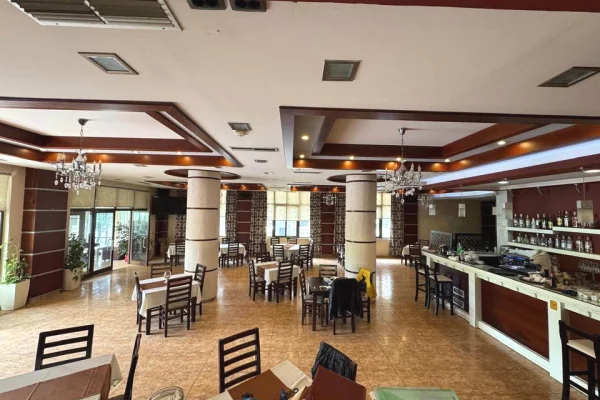 BAR-RESTORANT ME QERA NE GJENDJE PUNE - PORCELAN TIRANE 