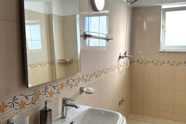 Shtepi me qera Duplex(shtepi me 2 kate) ne Tirane, 2+1, Mobilimi E mobiluar, Pagesa 50,000  Leke.