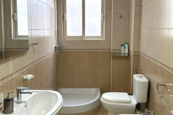 Shtepi me qera Duplex(shtepi me 2 kate) ne Tirane, 2+1, Mobilimi E mobiluar, Pagesa 50,000  Leke.