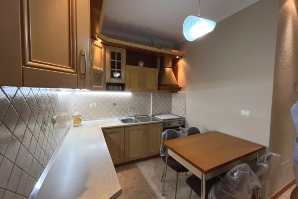 Shtepi me qera Apartament ne Tirane, 1+1, Mobilimi E mobiluar, Pagesa 85,000  Leke.