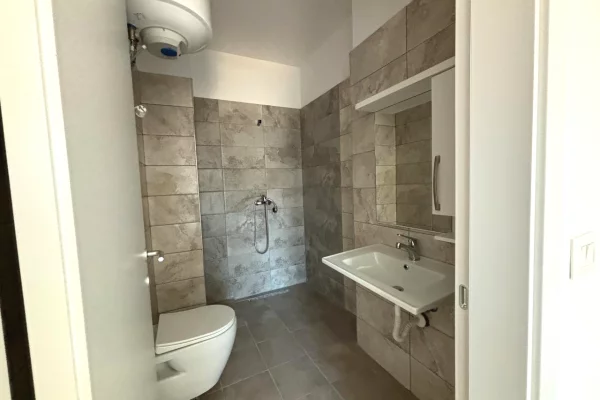 Shtepi me qera Apartament ne Tirane, 2+1, Mobilimi E mobiluar, Pagesa 80,000  Leke.