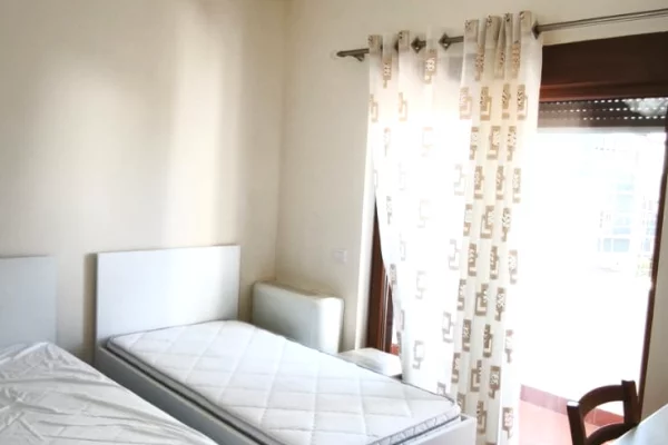 Shtepi me qera Apartament ne Tirane, 3+1, Mobilimi E mobiluar, Pagesa 2,000  Euro.