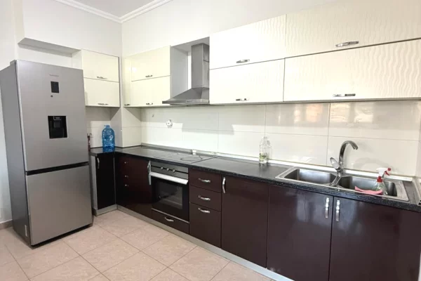 Shtepi me qera Apartament ne Tirane, 3+1, Mobilimi E mobiluar, Pagesa 1,000  Euro.
